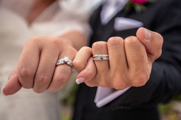 bride-and-groom-wedding-rings